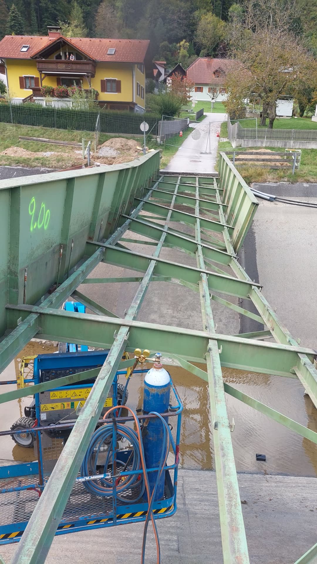 Offener Trägerrost einer Straßenbrücke, Querträger frei, Hauptträger als Restgerüst.